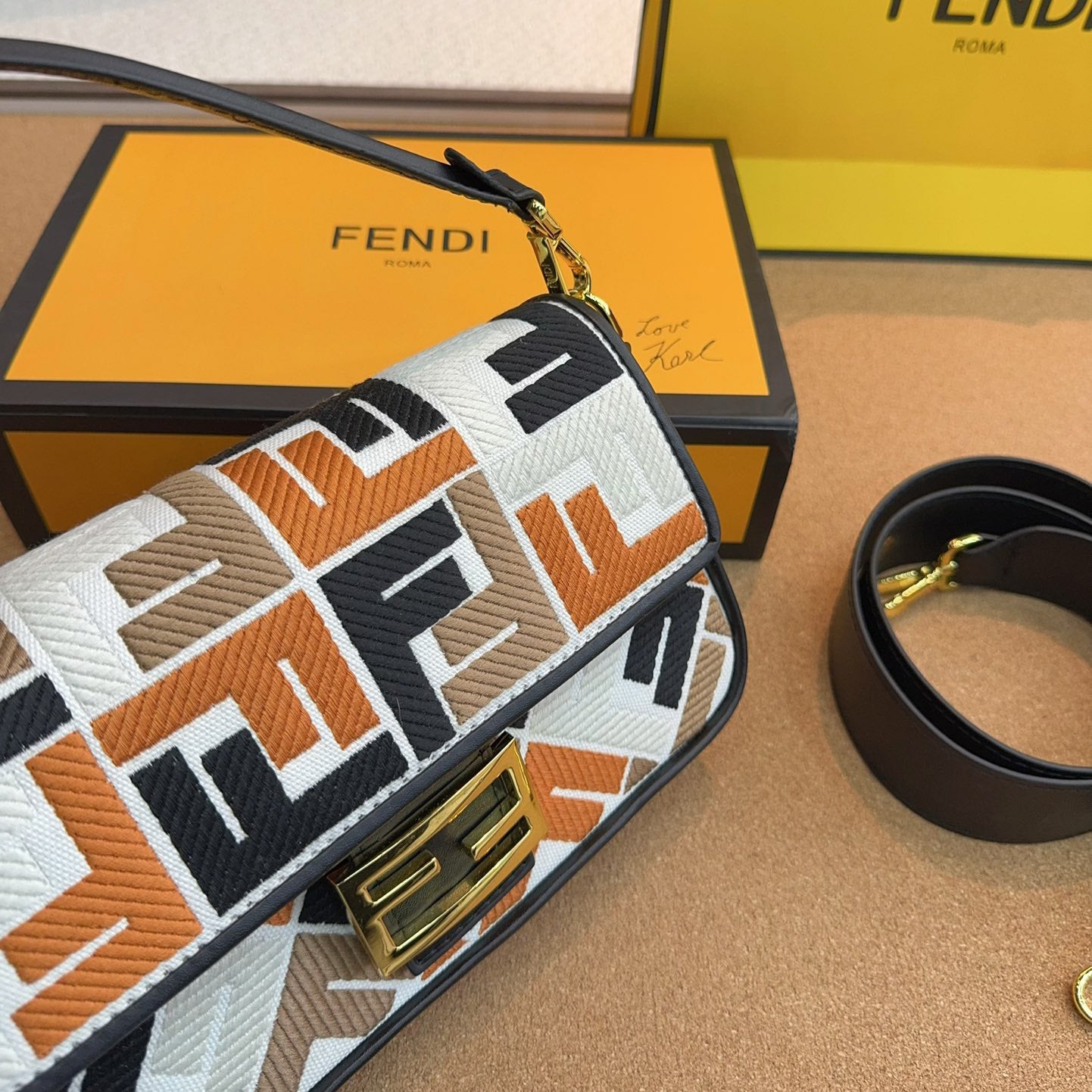 Fendi Baguette Medium - Image 3
