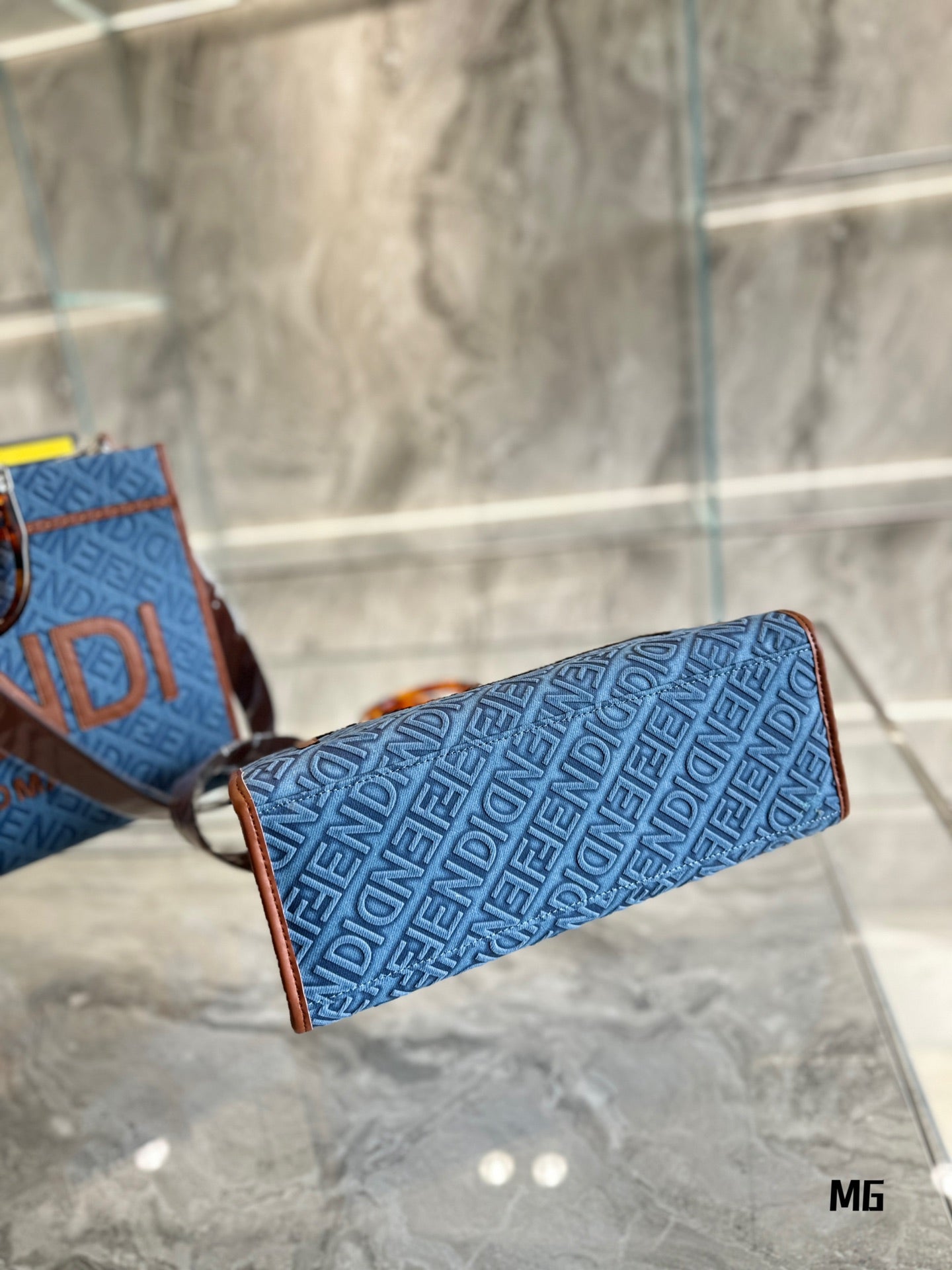 Fendi Sunshine Medium - Image 4