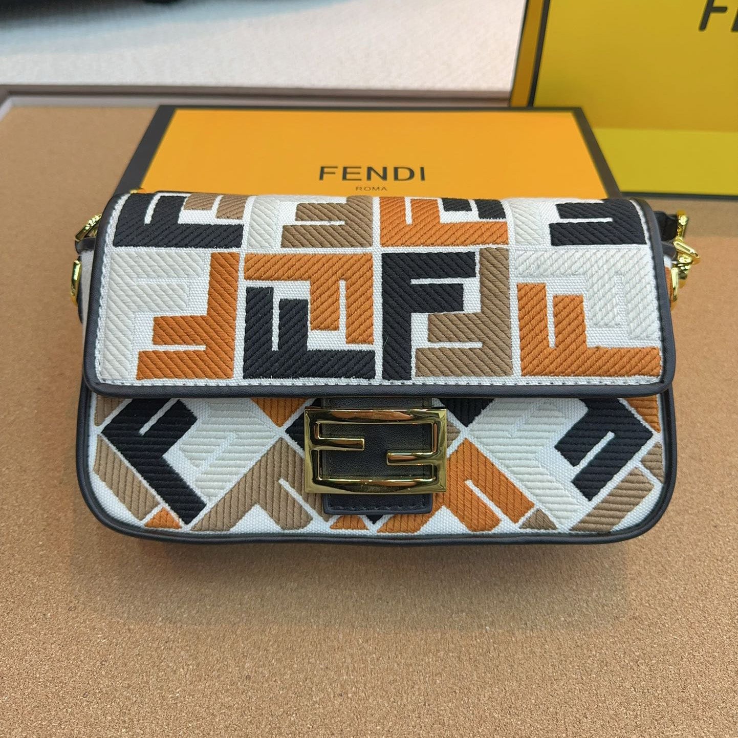 Fendi Baguette Medium - Image 6