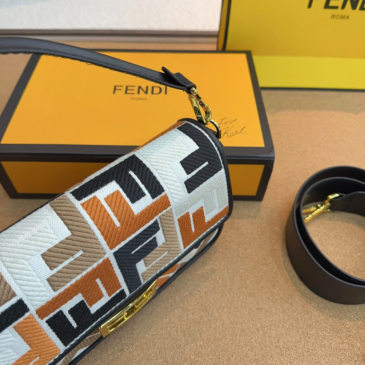 Fendi Baguette Medium - Image 4