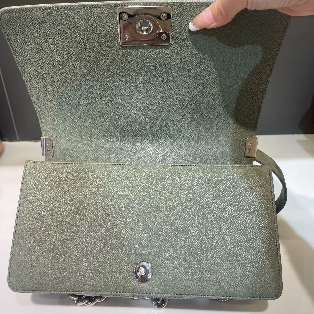 CHANEL MEDIUM BOY BAG CAVIAR LIGHT GREEN - Image 11