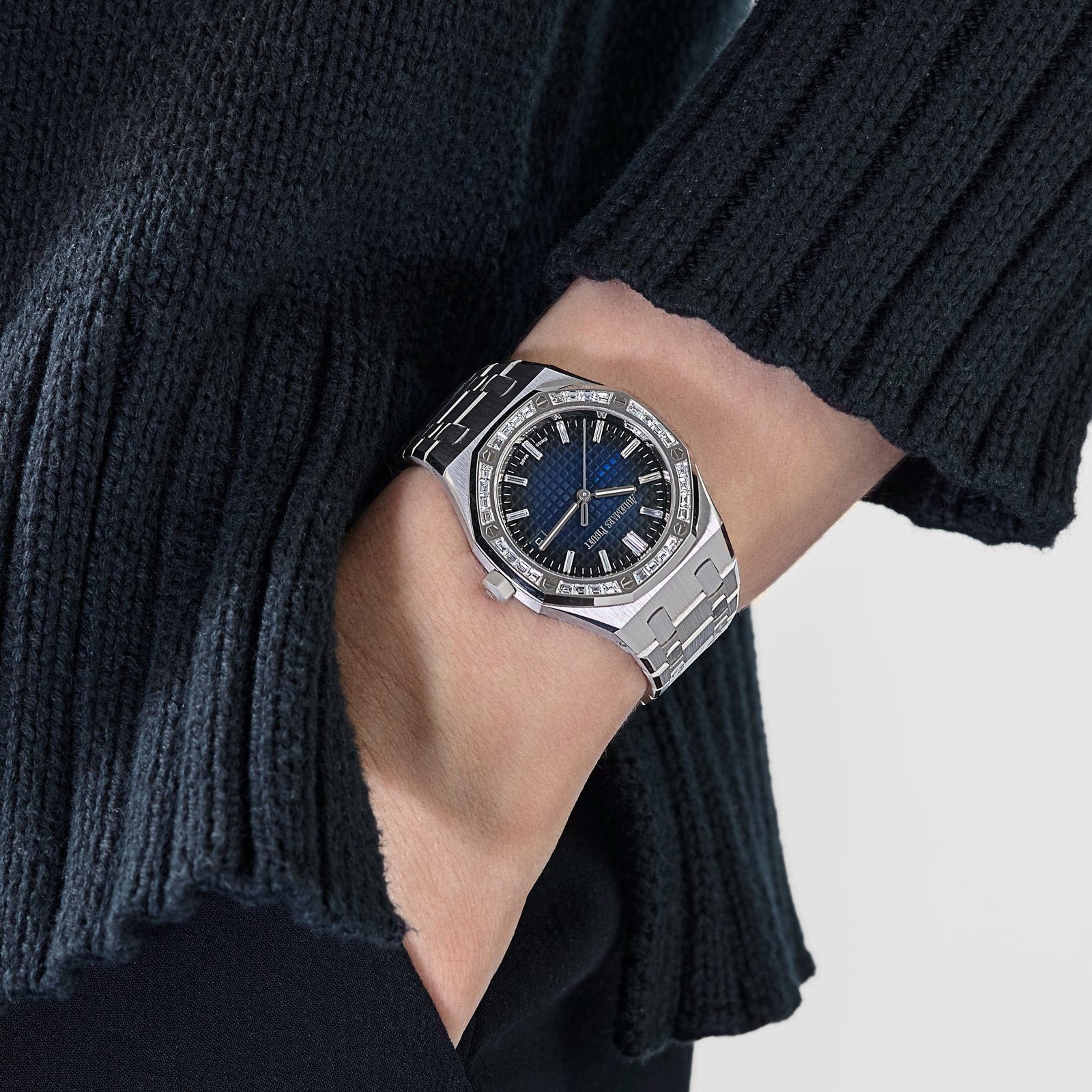 Audemars Piguet Royal Oak 15551BC.ZZ.1356BC.01 Diamond Bezel White Gold Smoked Blue Dial (2024) - Image 2