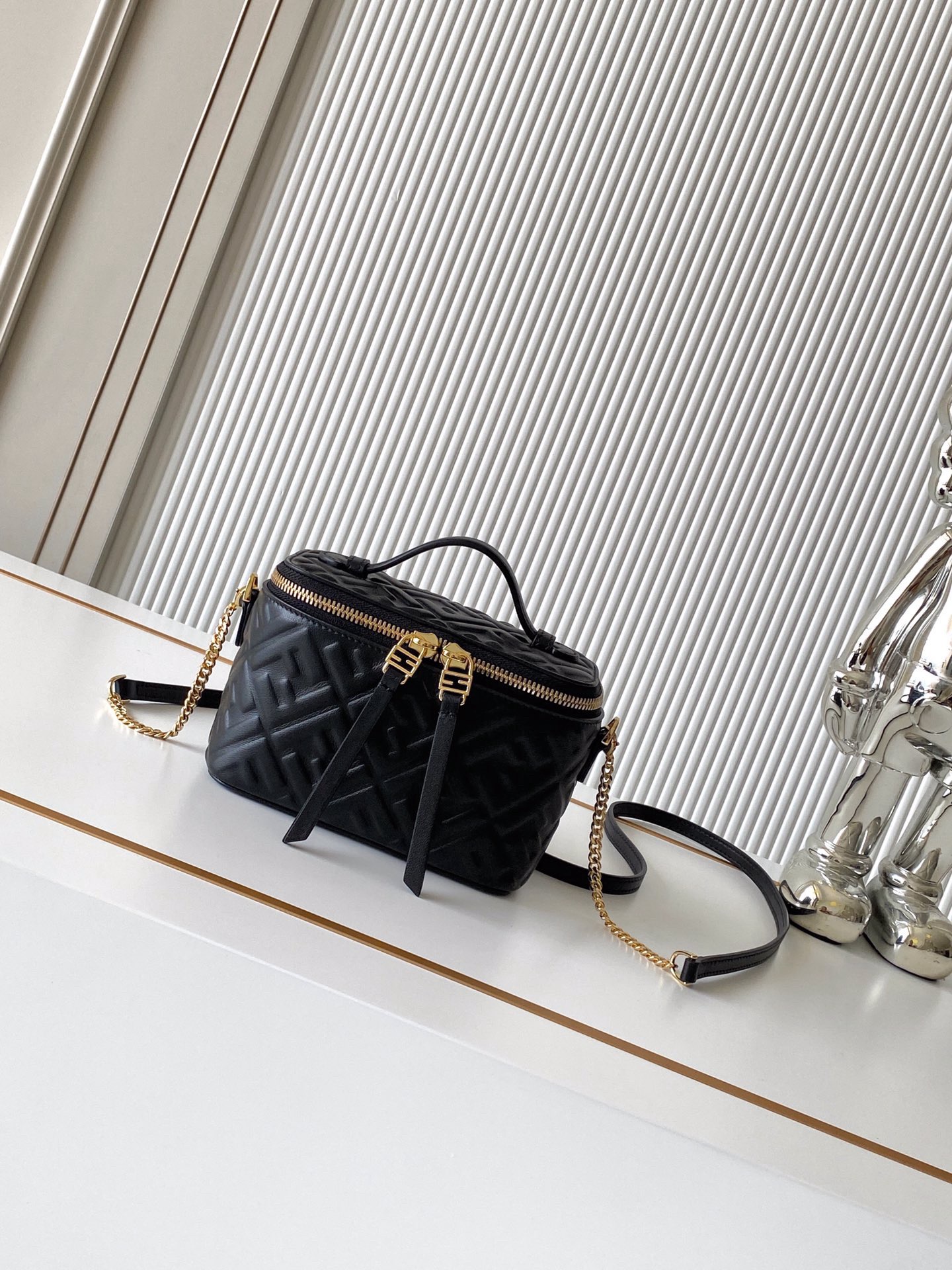 cd27a8ff580cfafc2489f1dadd5c83729a515dc15daf194b3ea2b525ba570492.jpg FEND Vanity Mini Bag – Elegant Leather Design with FF Signature Detail